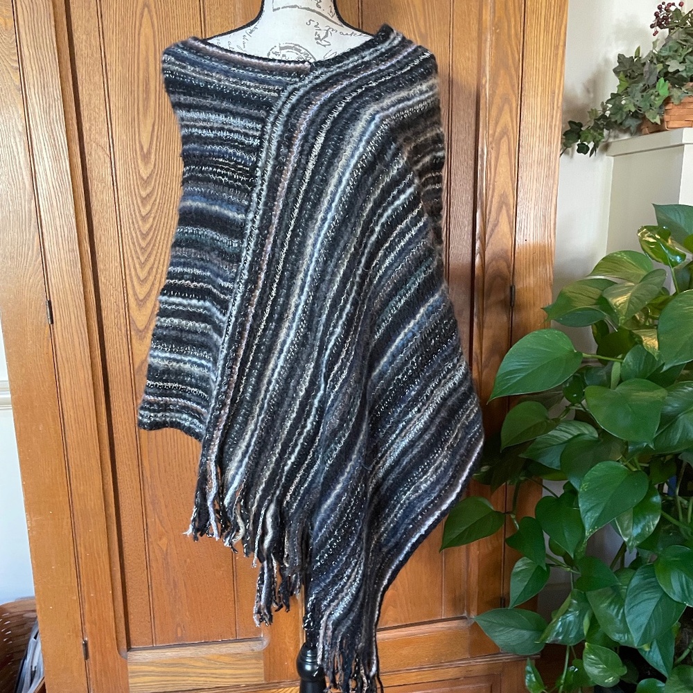 Knit poncho fringed NWOT